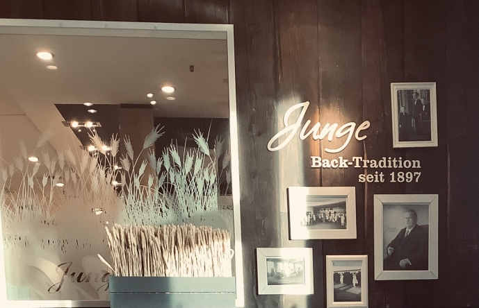 Latte Macchiato, Brötchen und Salat