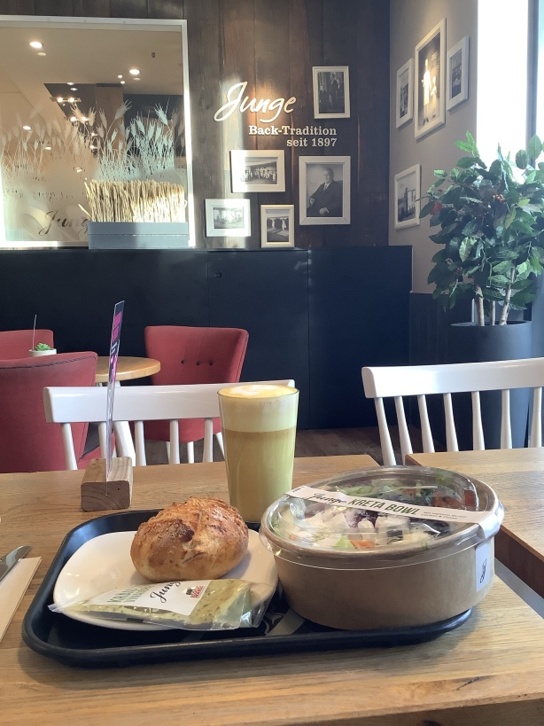 Latte Macchiato, Brötchen und Salat